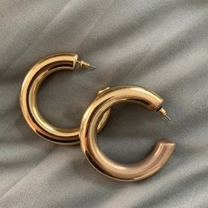 THICK TRENDY GOLD HOOPS!